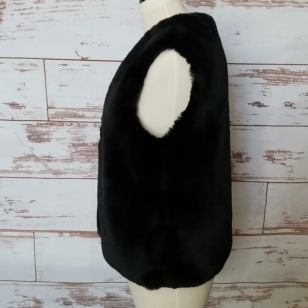 Caracilia Short Faux Fur Vest - Picture 6 of 14
